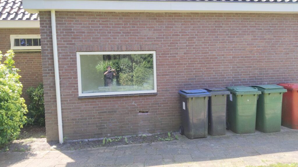 Nieuwe hardhouten kozijnen geplaatst in de gevel van een woning in Aerdenhout