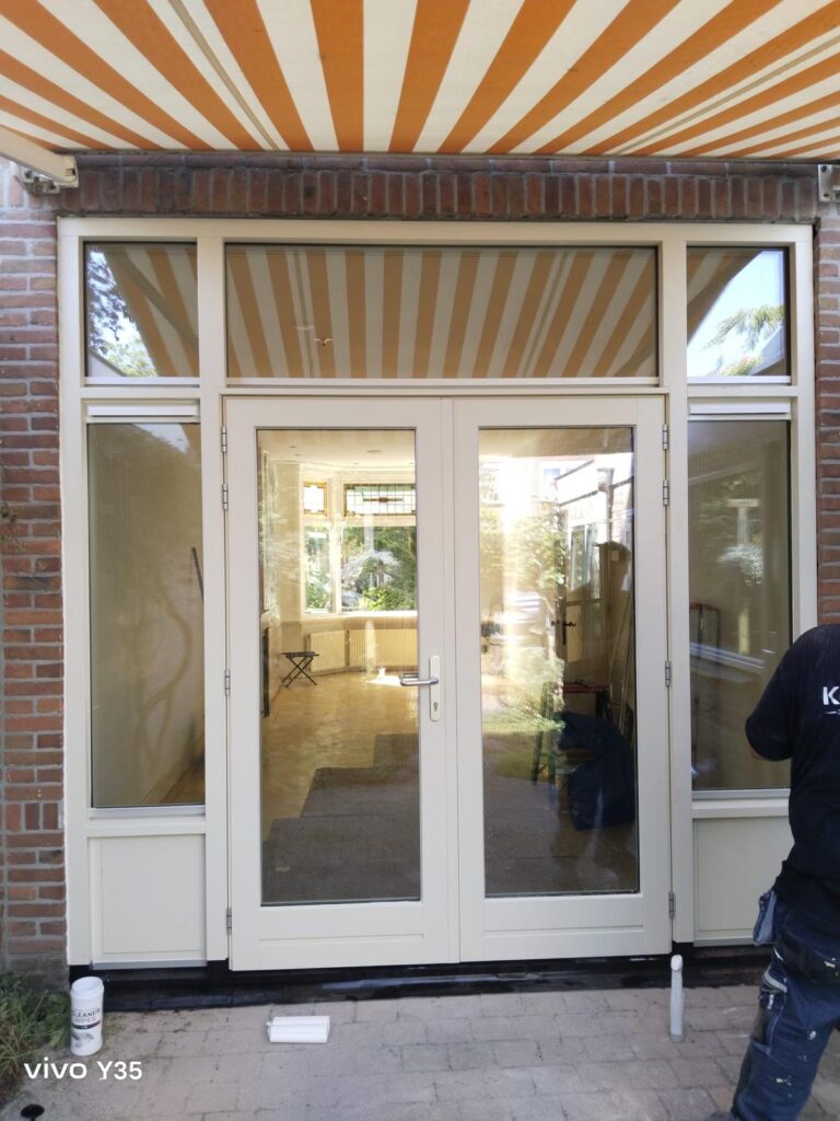 Nieuwe hardhouten pui met openslaande deuren, zijlichten en triple glas in Haarlem