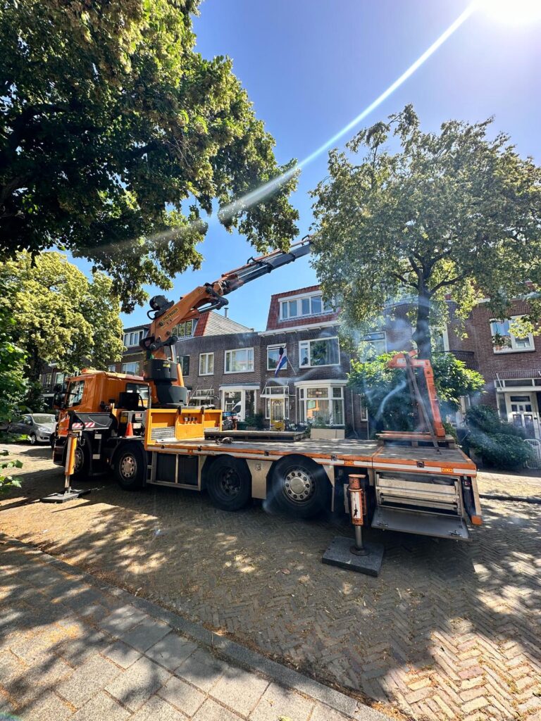 Hardhouten pui met een kraan over de woning gehesen in Haarlem