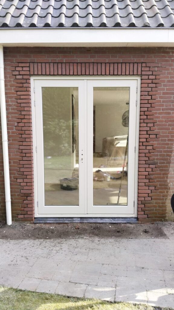 Hardhouten openslaande tuindeuren met triple glas in Aerdenhout