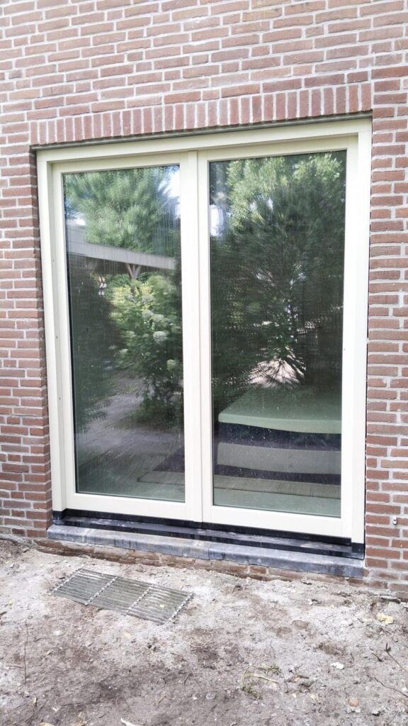 Nieuw hardhouten vast kozijn met triple glas in Aerdenhout