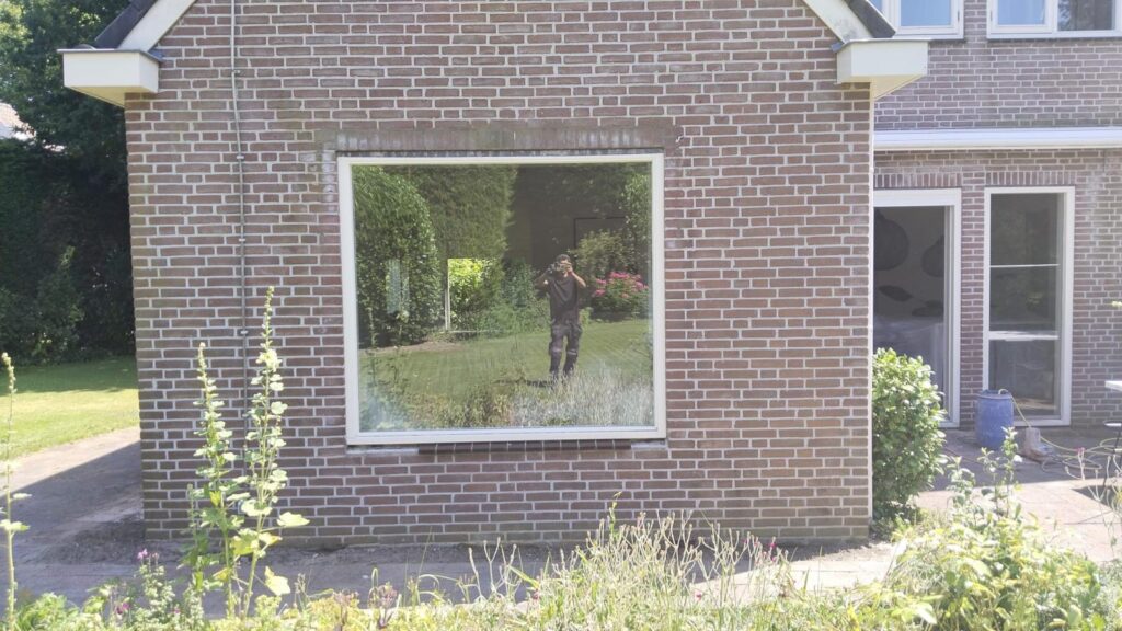 Nieuwe gevelopening met hardhouten kozijn in een woning in Aerdenhout