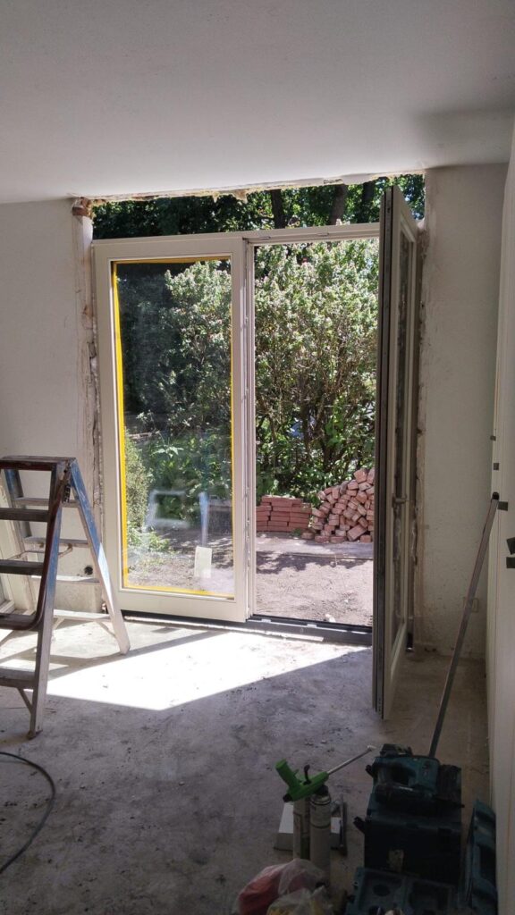 Nieuwe hardhouten openslaande deuren in een woning in Aerdenhout